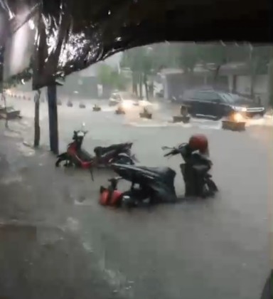Banjir Magetan 2026: Sejumlah sepeda motor terjebak di trotoar, sementara jalan utama tergenang air, mengingatkan warga akan langganan banjir yang belum terselesaikan.